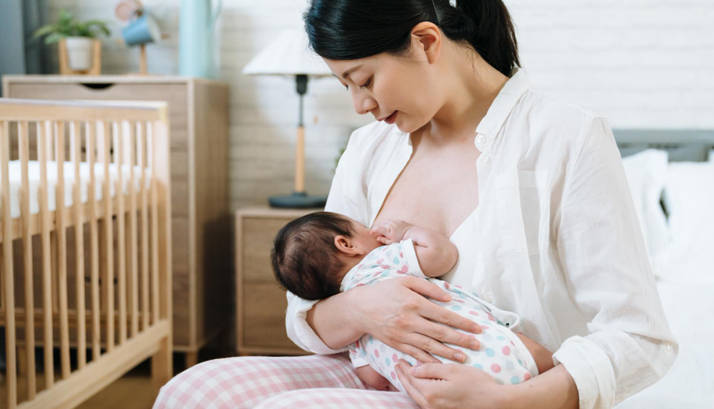 Breastfeeding vs Formula Feeding: What No One Tells You About Cluster Feeding